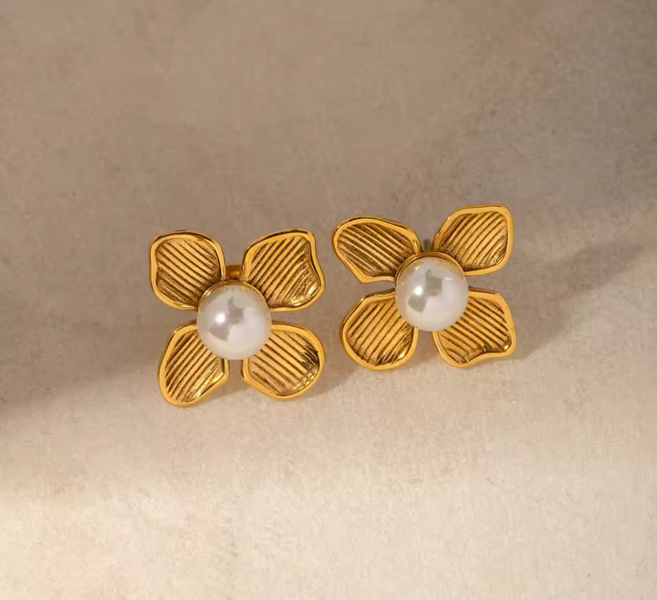 Flor rayada con perla