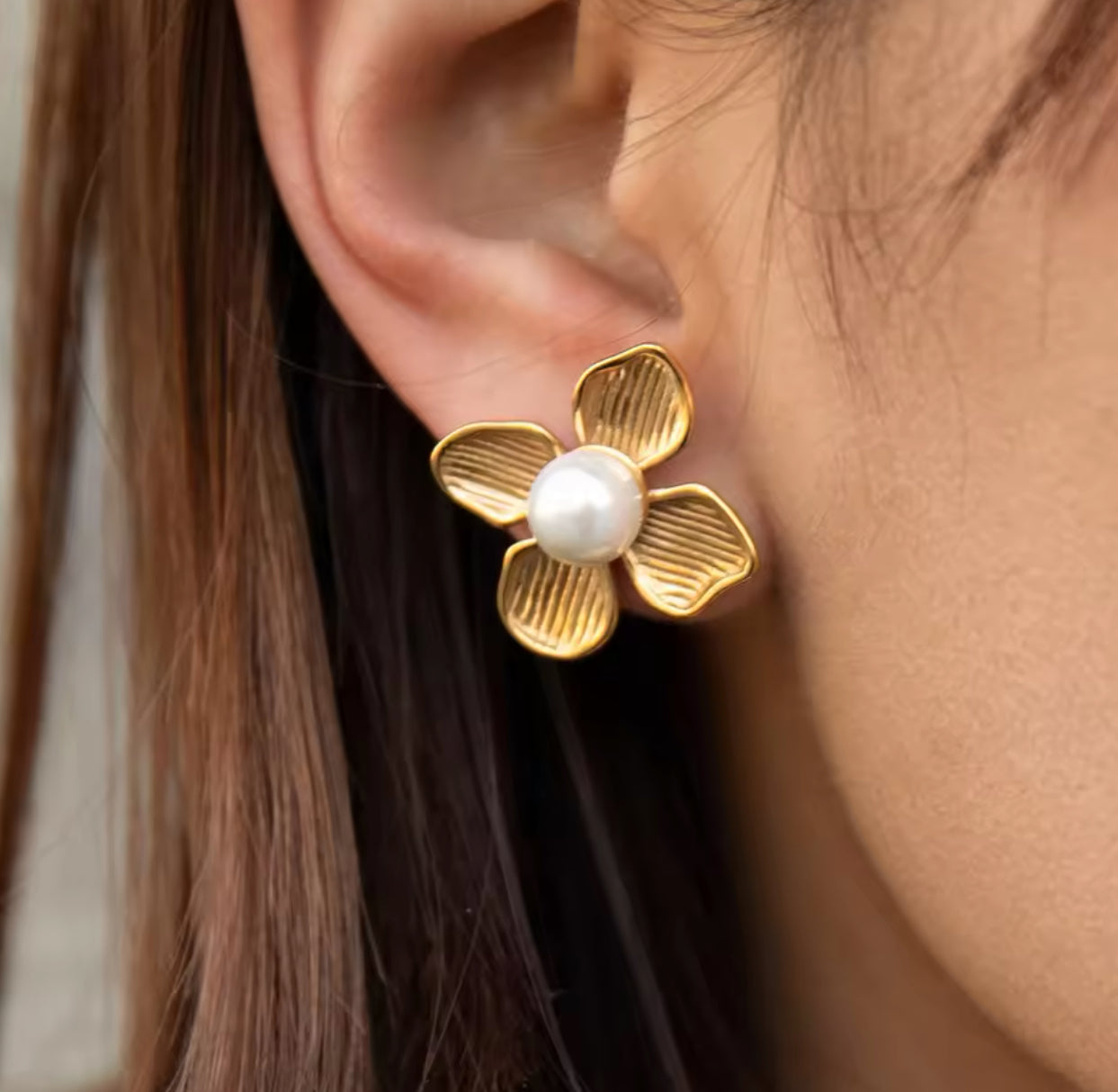 Flor rayada con perla