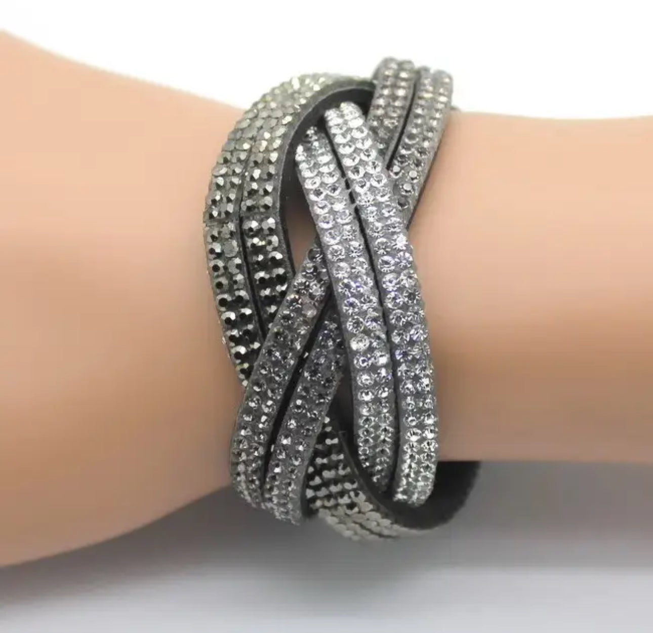 Brazalete trenzado con aplicaciones de cristal