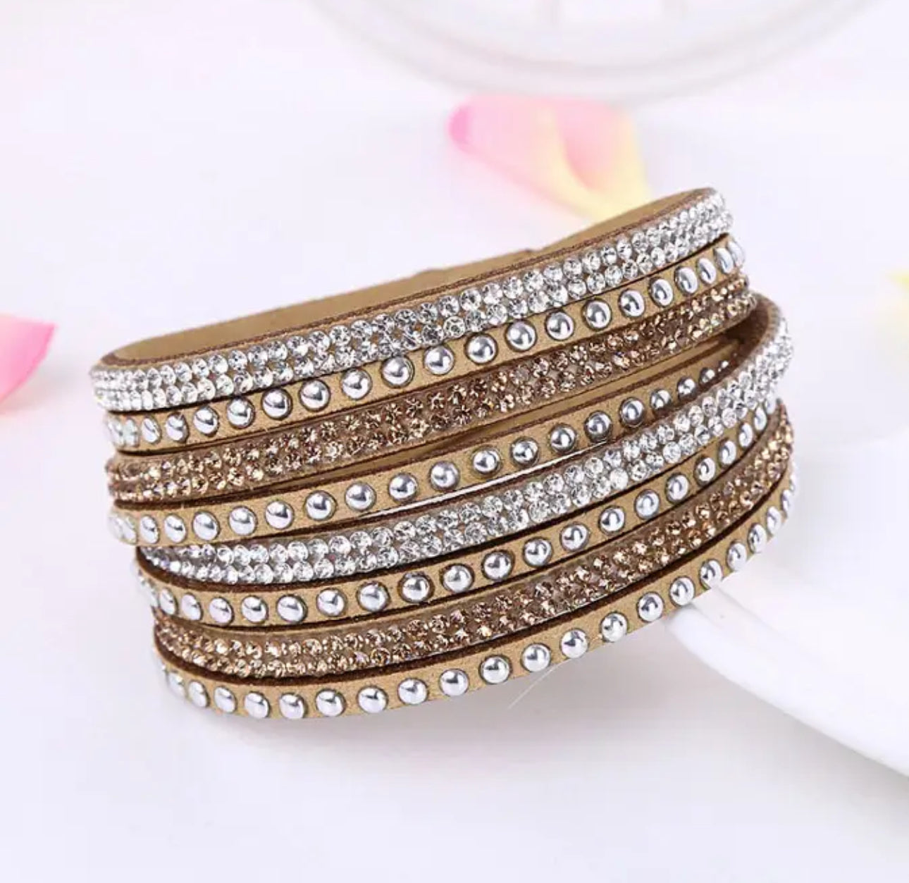 Brazalete tiras con cristal y tachuelas