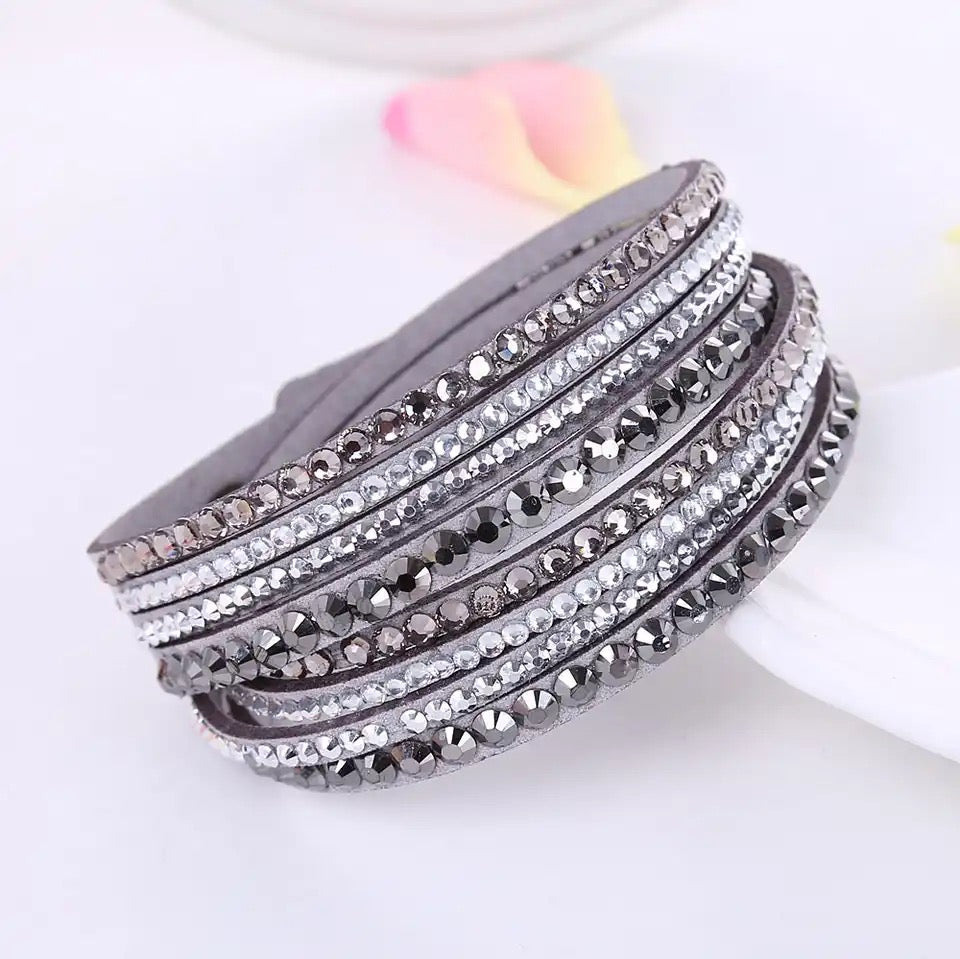 Brazalete tiras con cristal y tachuelas