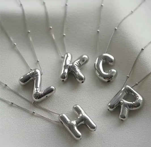 Collar iniciales globo plata