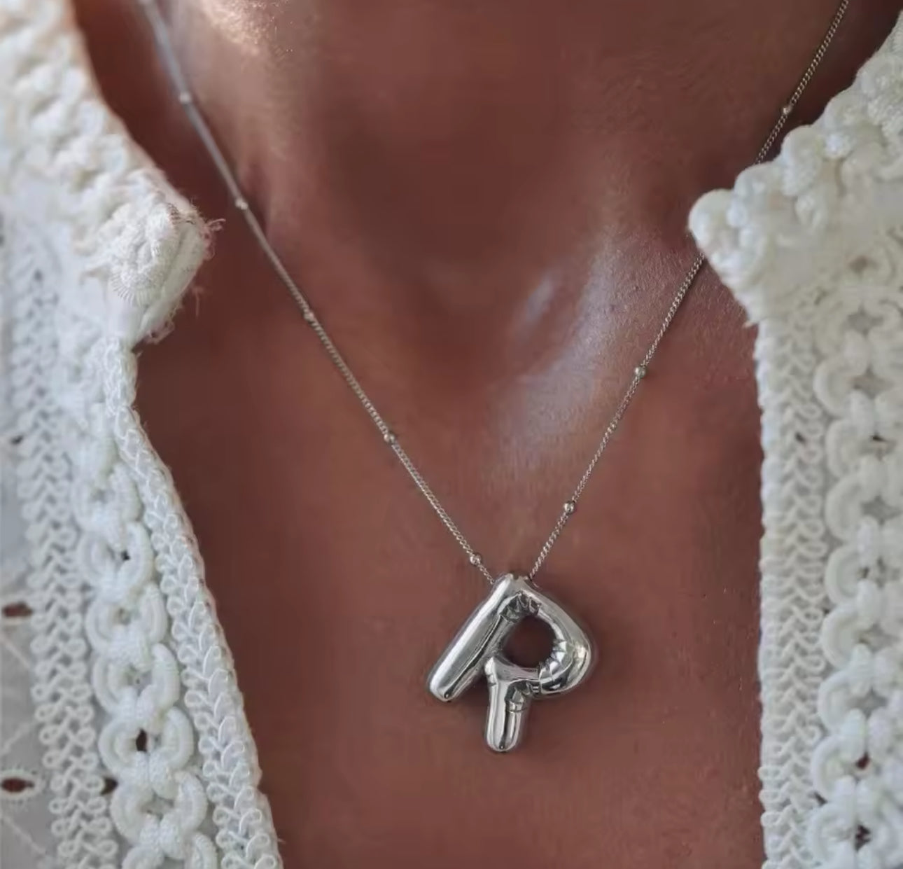 Collar iniciales globo plata