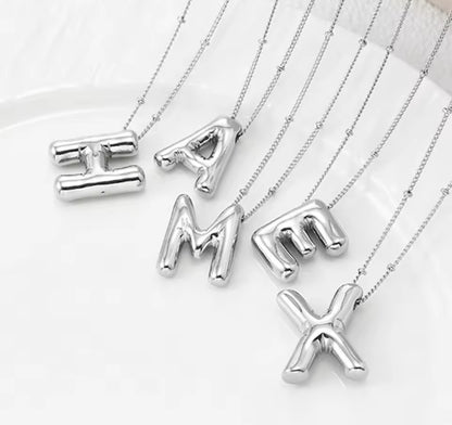 Collar iniciales globo plata
