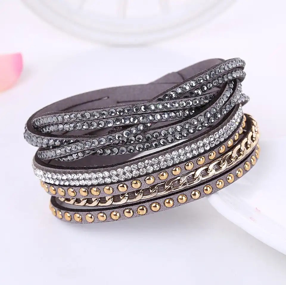 Brazalete tiras con cristal y tachuelas