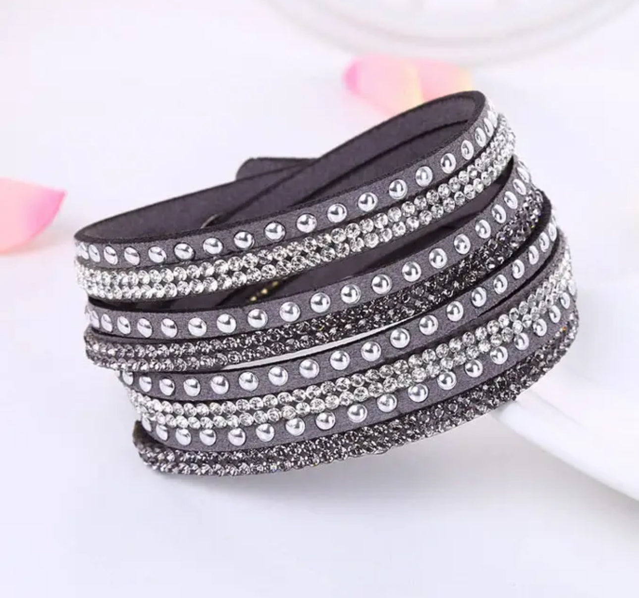 Brazalete tiras con cristal y tachuelas